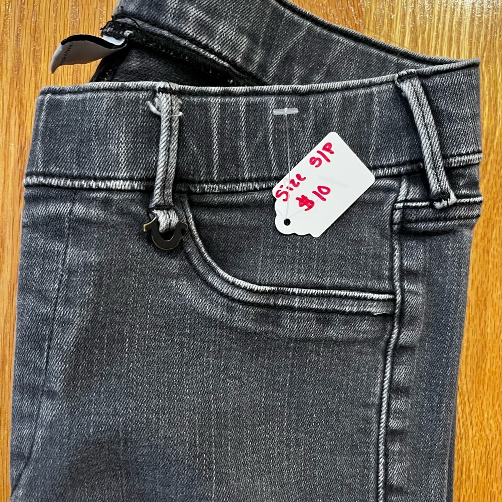 True Religion Jean leggings size
Small/ petite grey/ black $10